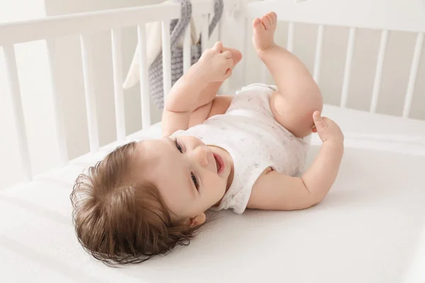 Cute Little Baby Leżące Wygodnym Łóżeczku Domu — Zdjęcie stockowe