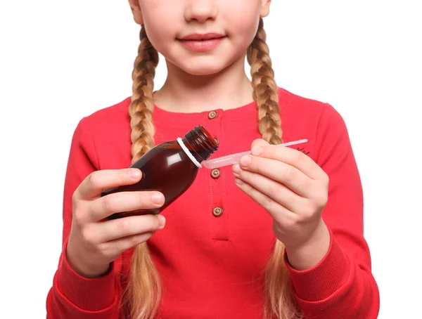 Χαριτωμένο Κορίτσι Ρίχνει Σιρόπι Από Μπουκάλι Δοσιμετρικό Κουτάλι Λευκό Φόντο — Φωτογραφία Αρχείου