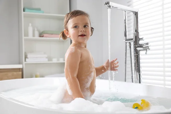 Evde Köpüklü Banyo Yapan Tatlı Küçük Kız — Stok fotoğraf