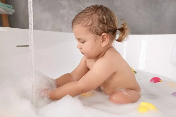 Menina Bonito Tomando Banho Espuma Com Brinquedos Dentro Casa — Fotografia de Stock