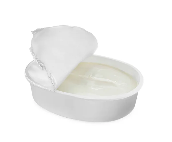 白で単離されたおいしいクリームチーズと容器 — ストック写真