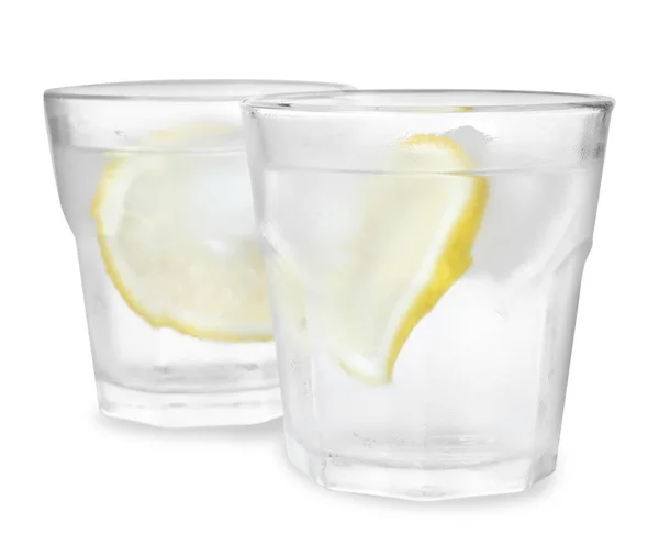 白葡萄酒上有冰块和柠檬的伏特加 — 图库照片