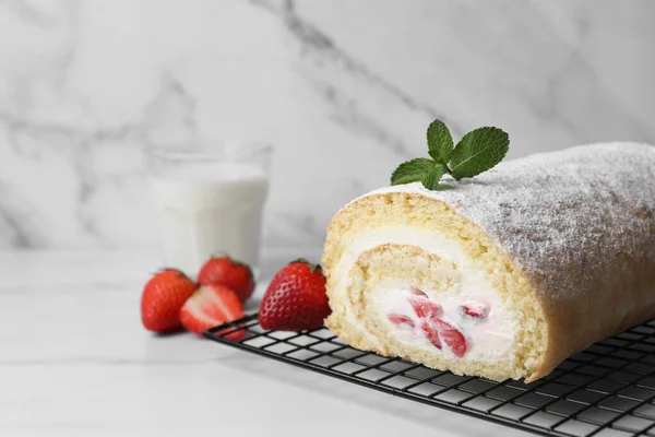 Köstliche Biskuitrolle Mit Erdbeeren Und Sahne Auf Weißem Tisch Platz — Stockfoto