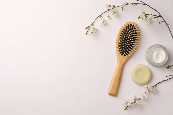 Ahşap Saç Fırçası Kozmetik Ürünler Beyaz Arka Planda Çiçekli Bir — Stok fotoğraf