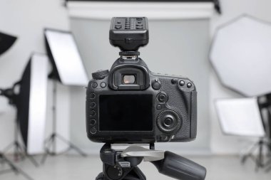 Modern fotoğraf stüdyosunda tripod ve profesyonel ışıklandırma ekipmanları, yakın çekim