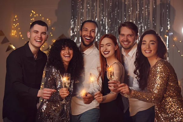 Amigos Felizes Com Copos Vinho Espumantes Celebrando Aniversário Dentro Casa — Fotografia de Stock