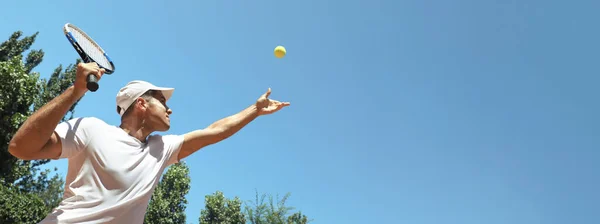 Мужчина Играет Теннис Солнечный День Вид Низкого Угла Дизайн Баннера — стоковое фото
