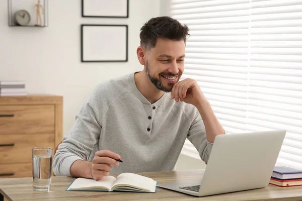 Muž Studující Doma Laptopu Online Kurz Překladu — Stock fotografie