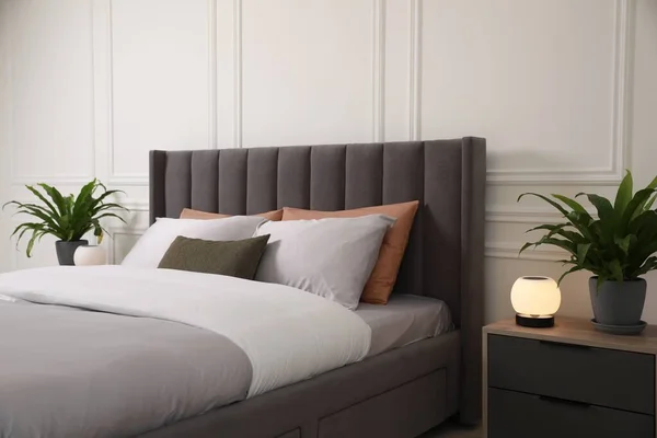 スタイリッシュな客室には枕と寝具を備えた快適なベッド インテリアデザイン — ストック写真