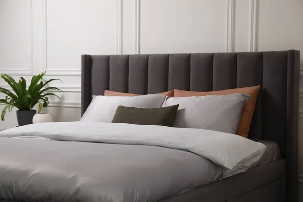 Comfortable Bed Pillows Bedding Stylish Room Interior Design — Stock Photo, Image