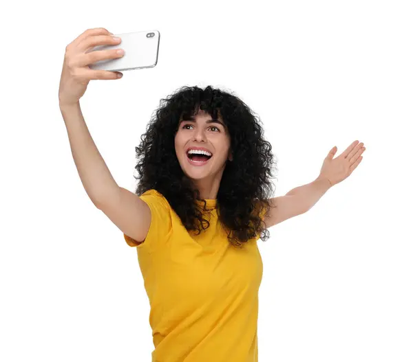 Όμορφη Νεαρή Γυναίκα Που Παίρνει Selfie Λευκό Φόντο — Φωτογραφία Αρχείου