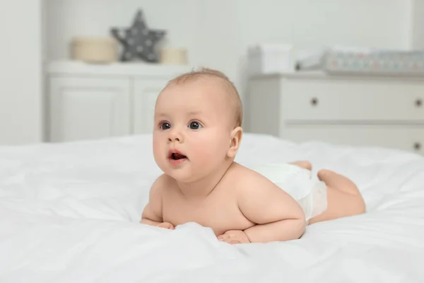 Söt Baby Liggande Vit Säng Hemma — Stockfoto