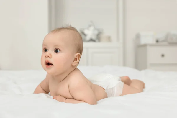 Niedliches Baby Liegt Hause Auf Weißem Bett Platz Für Text — Stockfoto