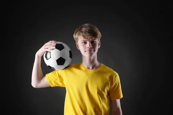 Tonårspojke Med Fotboll Svart Bakgrund — Stockfoto