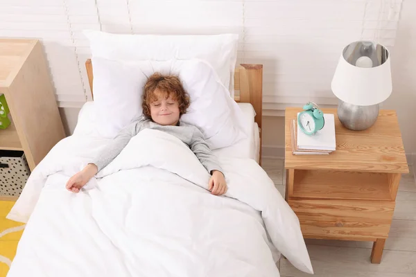 Petit Garçon Endormi Couché Dans Lit Confortable Près Réveil Sur — Photo