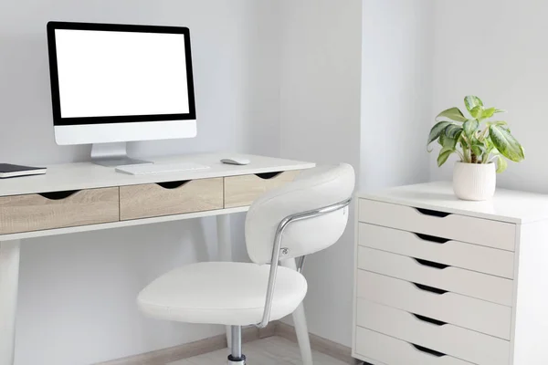 Rahat Koltuk Masa Bilgisayarı Olan Şık Bir Ofis — Stok fotoğraf