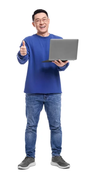 Ευτυχισμένος Άνθρωπος Φορητό Υπολογιστή Που Δείχνει Τον Αντίχειρα Επάνω Λευκό — Φωτογραφία Αρχείου