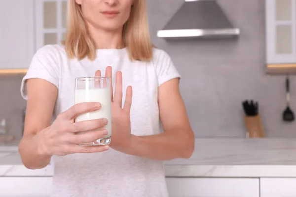 在厨房里喝了一杯牛奶的妇女患有乳糖不耐受症 特写镜头 案文的篇幅 — 图库照片