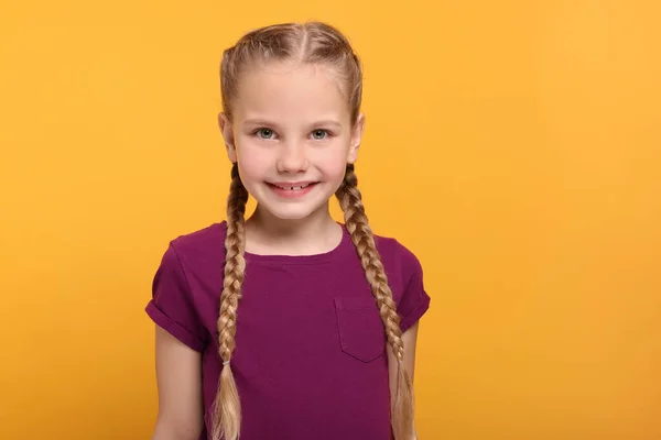 Πορτρέτο Του Χαριτωμένο Κορίτσι Πορτοκαλί Φόντο — Φωτογραφία Αρχείου