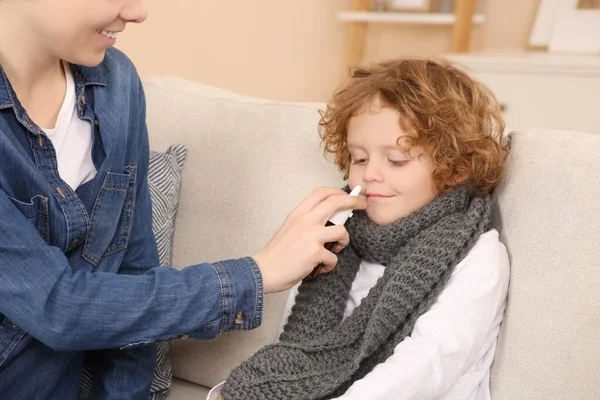 Madre Che Usa Spray Nasale Trattare Suo Piccolo Figlio Sul — Foto Stock
