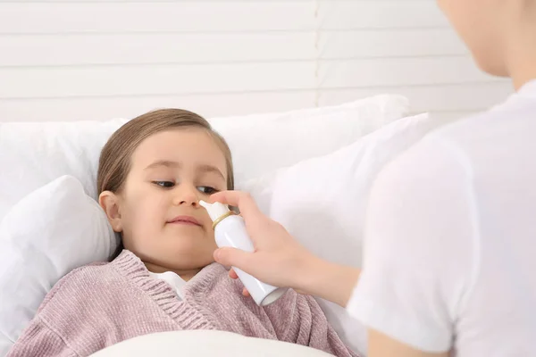 Madre Usando Spray Nasale Trattare Sua Bambina Sul Letto — Foto Stock
