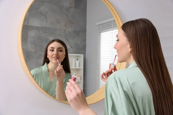 Mulher Bonita Aplicando Batom Perto Espelho Dentro Casa — Fotografia de Stock