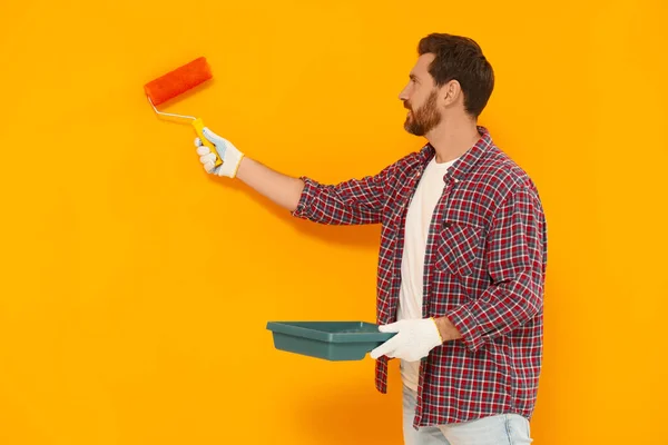 Formgivare Målning Orange Vägg Med Färgämne Roller — Stockfoto