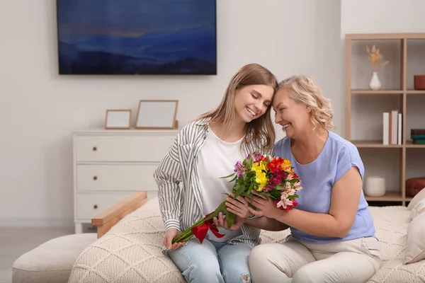 Filha Parabenizando Sua Mãe Com Flores Casa Feliz Dia Das — Fotografia de Stock