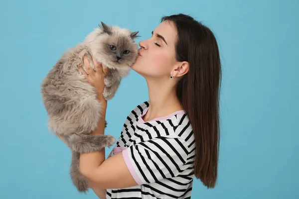 Γυναίκα Φιλάει Χαριτωμένη Γάτα Της Γαλάζιο Φόντο — Φωτογραφία Αρχείου