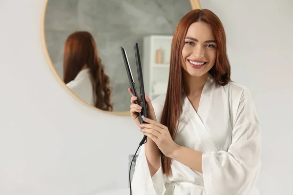 Beautiful Woman Hair Iron Room Space Text — Stock Photo, Image
