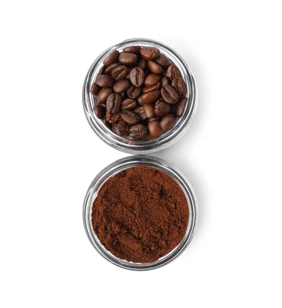 Potten Met Gemalen Koffie Geroosterde Bonen Witte Achtergrond Bovenaanzicht — Stockfoto