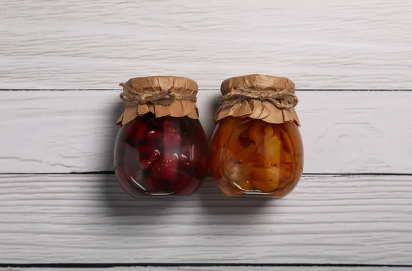 Üvegek Pácolt Gyümölcsökkel Fehér Asztalon Lapos Fektetés — Stock Fotó
