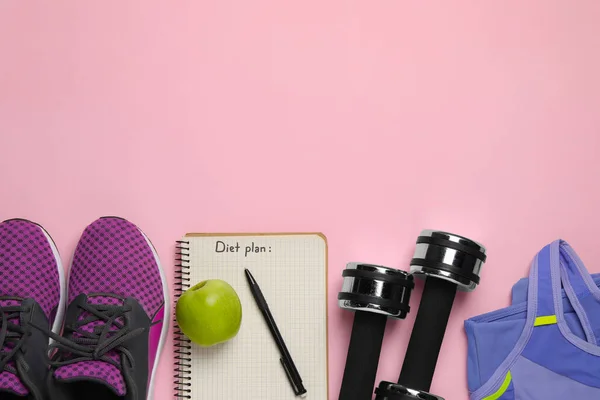 Koncepcja Odchudzania Kompozycja Płaska Trampkami Przedmiotami Fitness Notebookiem Różowym Tle — Zdjęcie stockowe