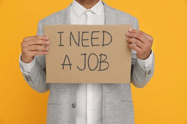Mladý Nezaměstnaný Muž Nápisem Potřebuji Práci Žlutém Pozadí Detailní Záběr — Stock fotografie