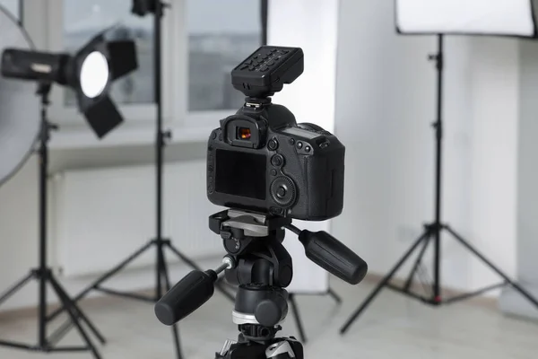 Caméra Sur Trépied Équipement Éclairage Professionnel Dans Studio Photo Moderne — Photo