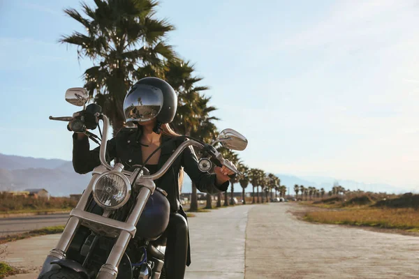Žena Helmě Koni Motocyklu Slunný Den — Stock fotografie