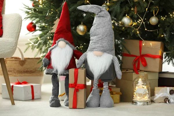 Vicces Dekoratív Törpék Ajándékdobozok Karácsonyfa Alatt — Stock Fotó