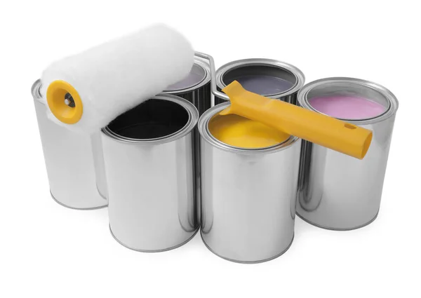 白を背景に異なる塗料やローラーを持つ缶 — ストック写真
