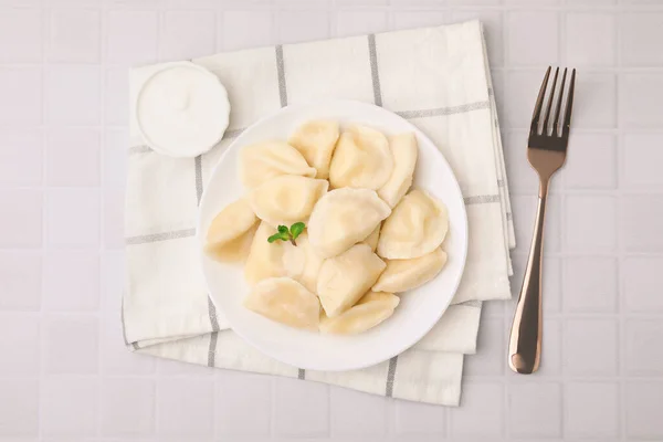 Beyaz Masada Servis Edilen Süzme Peynirli Lezzetli Hamur Tatlısı Varenyky — Stok fotoğraf