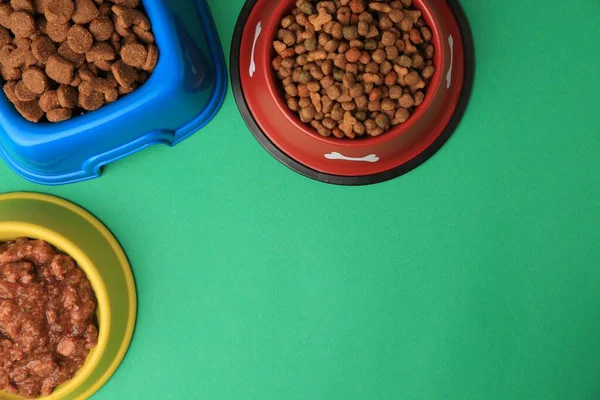 Alimento Seco Húmedo Para Mascotas Tazones Alimentación Sobre Fondo Verde — Foto de Stock