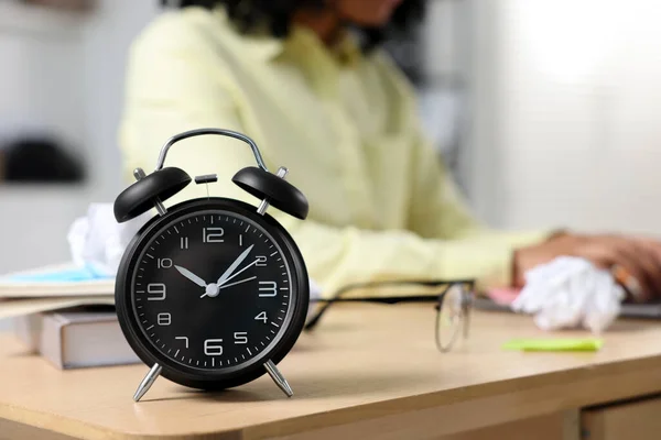 Conceito Prazo Relógio Alarme Preto Perto Mulher Que Trabalha Mesa — Fotografia de Stock