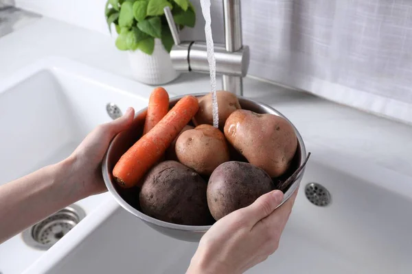 Wanita Mencuci Sayuran Segar Wastafel Dapur Tutup Memasak Salad Vinaigrette — Stok Foto