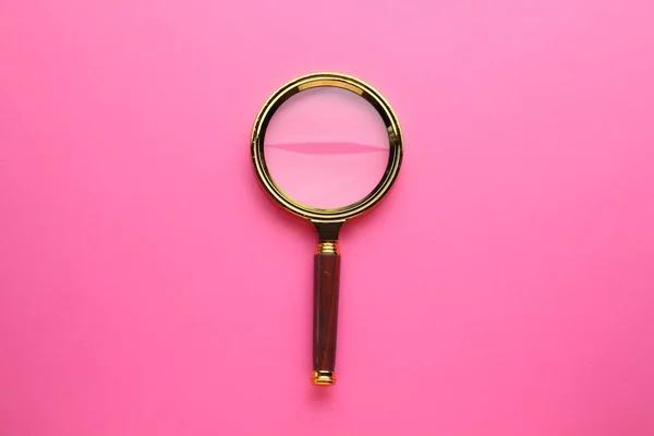 Vergrootglas Roze Achtergrond Bovenaanzicht — Stockfoto