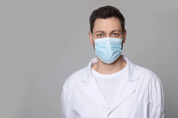 Medico Assistente Medico Infermiere Uniforme Con Maschera Protettiva Sfondo Grigio — Foto Stock