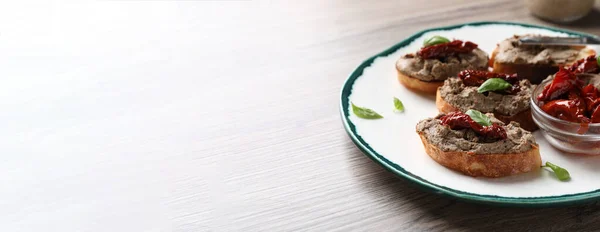 面包片 配以美味的平底锅 晒干的西红柿和罗勒 放在木制桌子上 文字空间 条幅设计 — 图库照片
