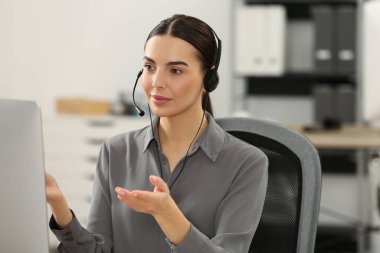 Ofiste çalışan telefon operatörü.