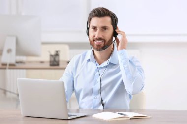Ofiste çalışan telefon operatörü.