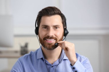 Ofiste çalışan telefon operatörü.