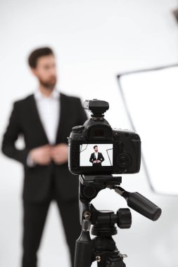Modern stüdyoda kamera için güzel bir model, seçici odaklanma. Profesyonel fotoğraf oturumu