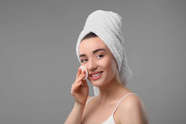 Piękna Kobieta Ręczniku Frotte Usuwanie Makijażu Podkładką Bawełnianą Szarym Tle — Zdjęcie stockowe